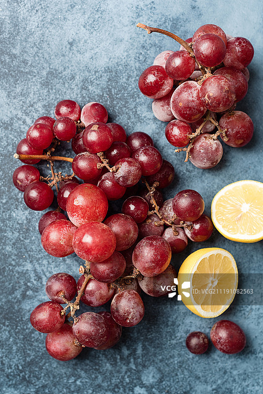 红色的葡萄在蓝色的背景图片素材