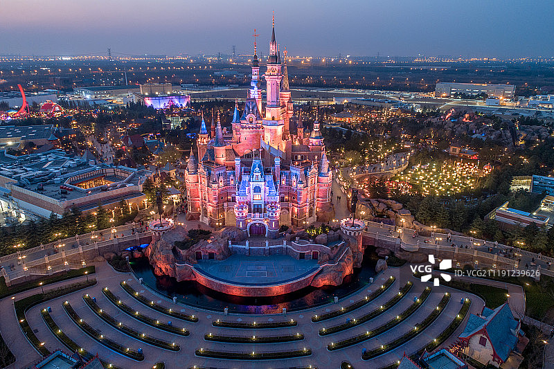 航拍 上海迪士尼乐园 奇幻童话城堡 华灯初上图片素材