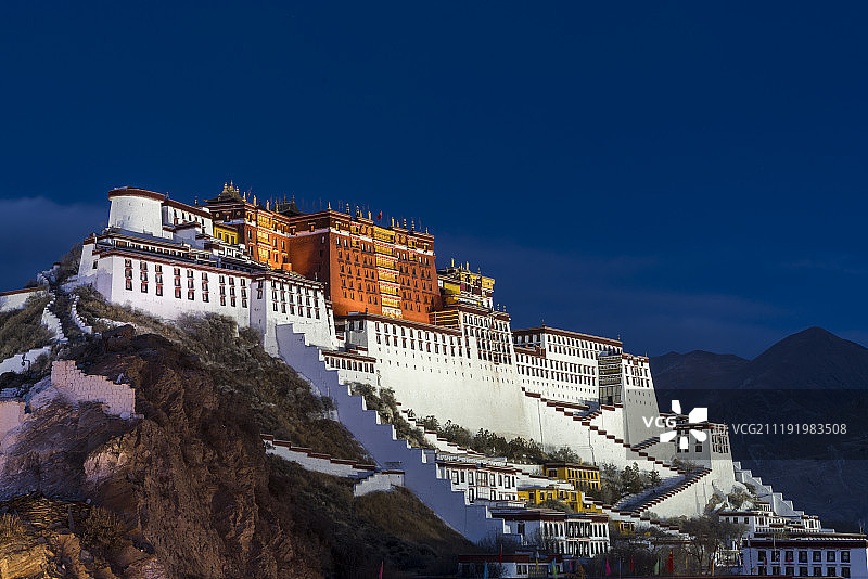 西藏拉萨布达拉宫夜景图片素材