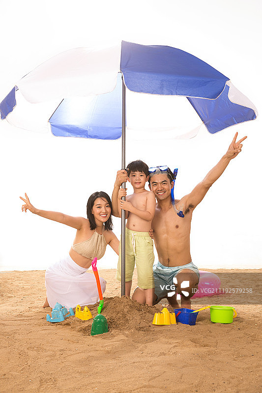 幸福家庭在沙滩上玩耍图片素材