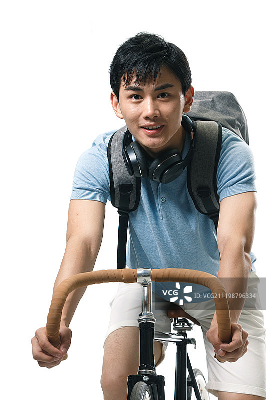 年轻的大学生骑自行车图片素材