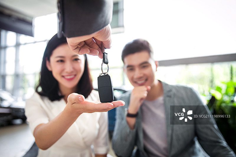 汽车销售人员和顾客图片素材