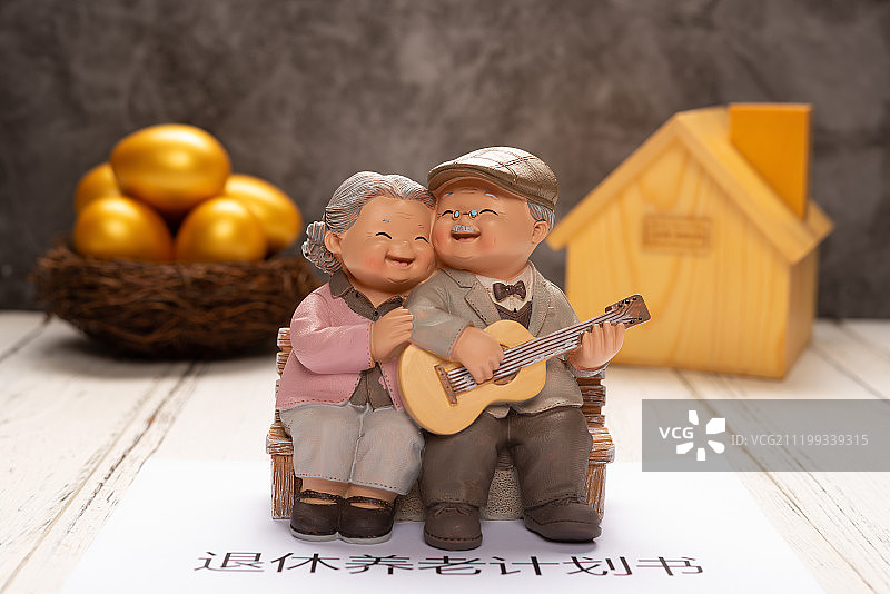 快乐老头老太及退休养老计划书置于金蛋及房子前,退休保障概念图片素材