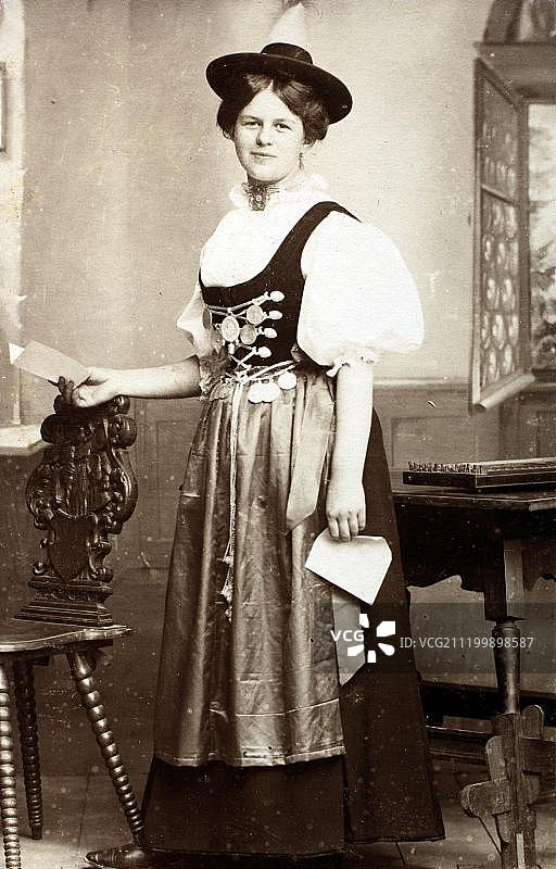 历史照片，身着传统服饰的女子，1901年，德国上巴伐利亚图片素材