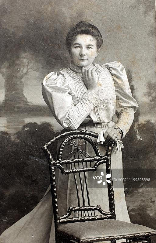 历史照片，拿着椅子的女人，1901年，下巴伐利亚图片素材