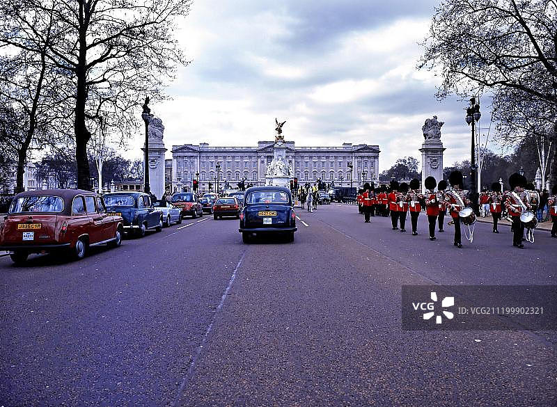 英国，欧洲，英国，伦敦，女王卫队从白金汉宫沿着林荫大道行进图片素材