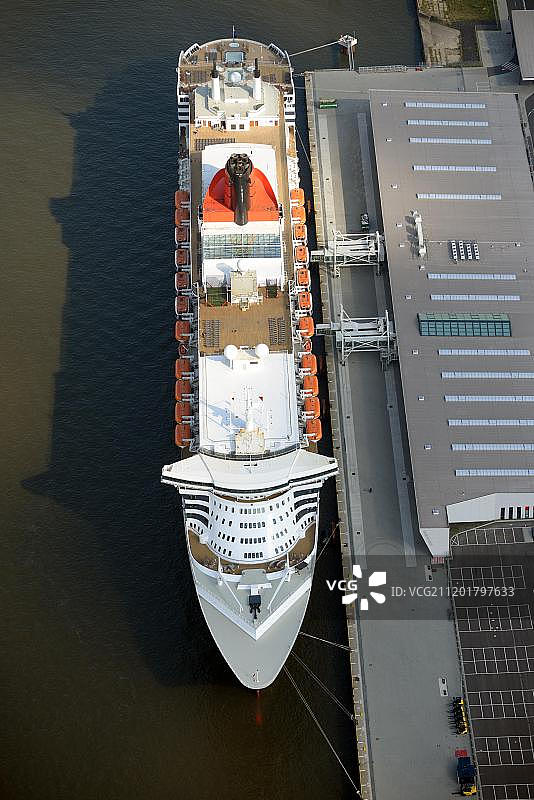 鸟瞰图，玛丽女王2号在降落阶段，汉堡，德国，欧洲图片素材
