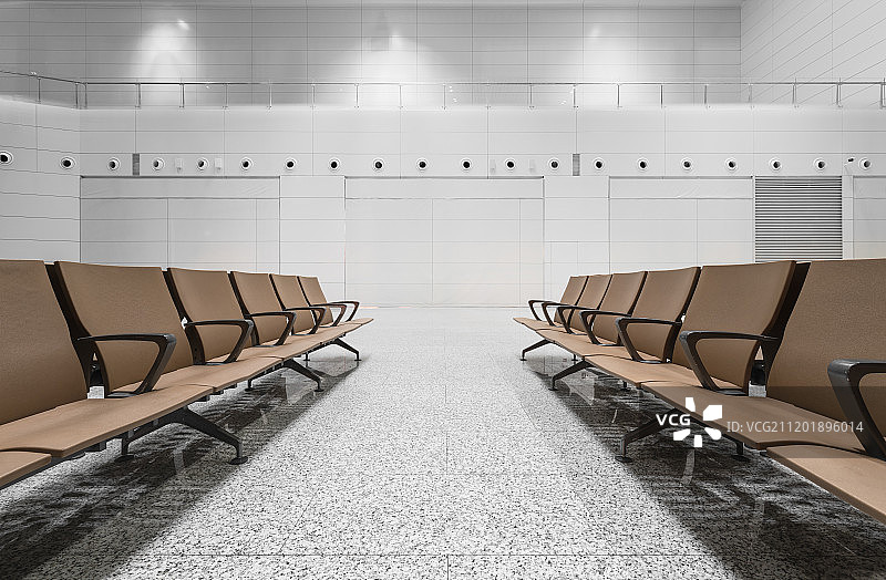 具有USB充电插口座椅的现代机场纯白大厅图片素材