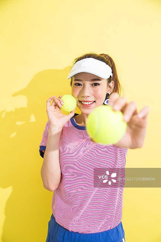 年轻女孩拿着网球图片素材