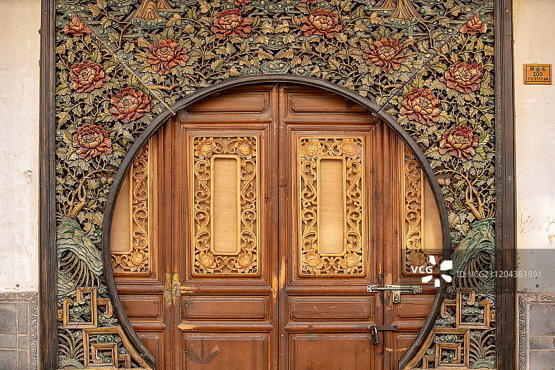 束河古镇内独具风格的门图片素材