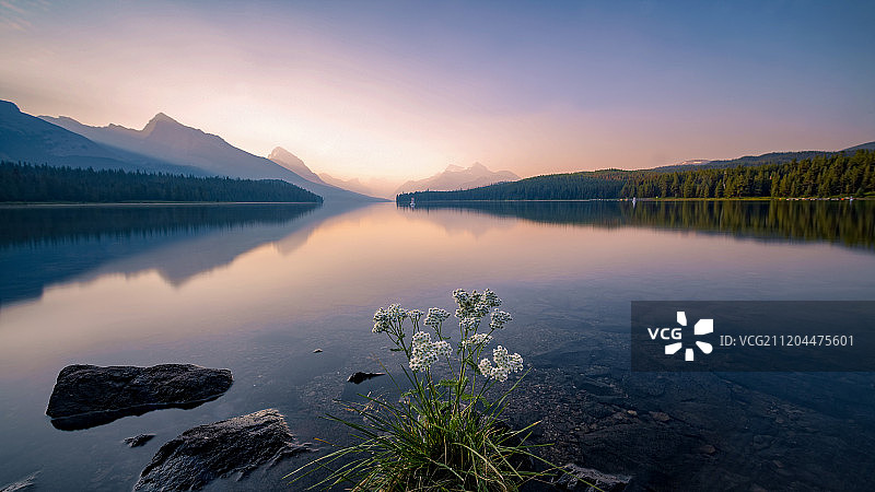 加拿大晨雾弥漫的玛琳湖图片素材