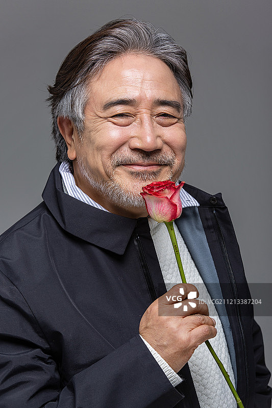 男人，中年男人，活跃长者，鲜花，玫瑰，幸福图片素材