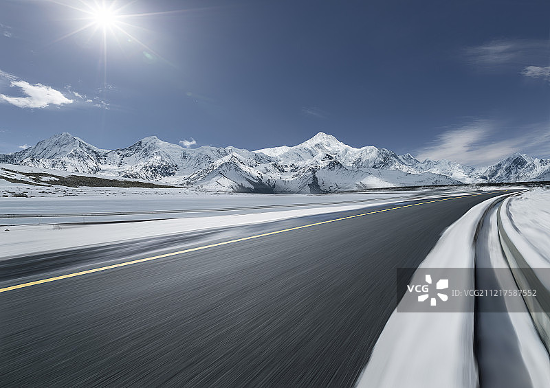雪山与公路图片素材