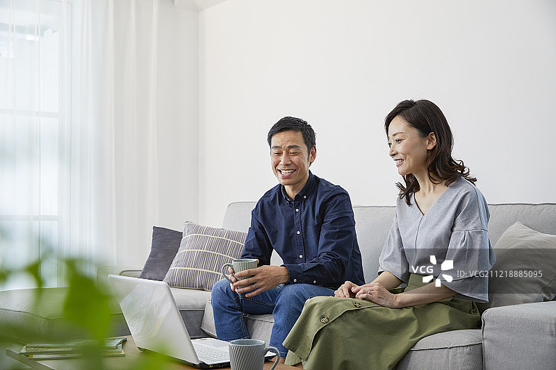 日本成熟夫妇在沙发上图片素材