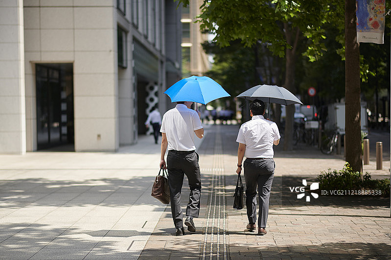 打着阳伞的日本男人图片素材