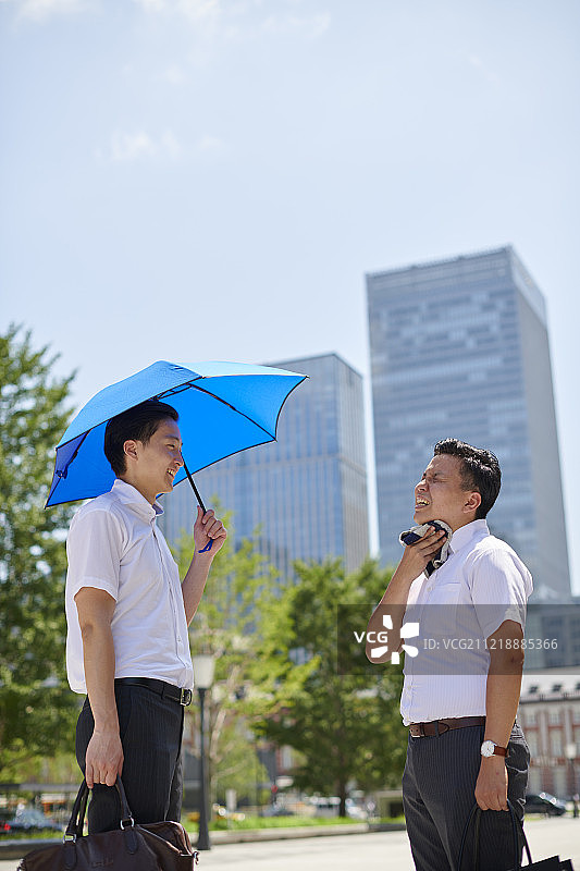 打着阳伞的日本男人图片素材
