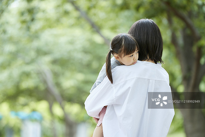 一对日本母女在城市公园里图片素材