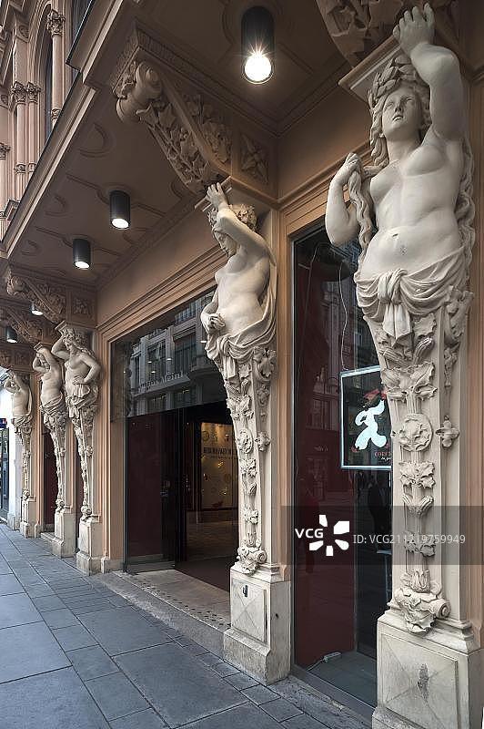 欧洲奥地利维也纳历史中心建筑正面的女像柱图片素材