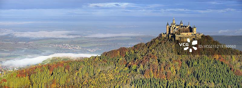 秋天的霍亨索伦城堡，晨光，薄雾，斯瓦比亚汝拉，佐勒纳尔布，海新根，巴登-符腾堡，德国，欧洲图片素材