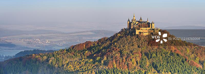 霍亨索伦城堡的晨光，秋天，斯瓦比亚Jura，佐勒纳尔布，赫欣根，巴登-符腾堡，德国，欧洲图片素材