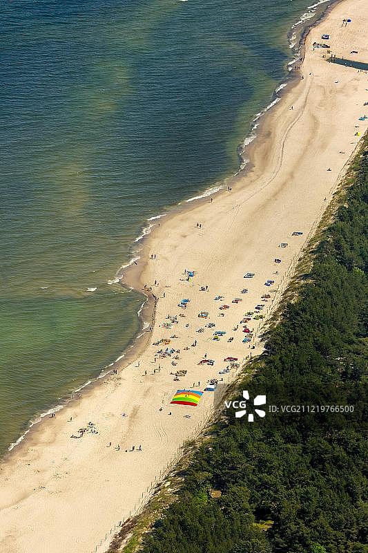 欧洲波兰西波美拉尼亚省波罗的海沿岸尼科尔泽海滨度假胜地的沙滩上，沐浴者图片素材