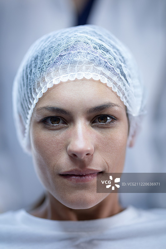 一名白人女性病人坐在诊所手术室的床上图片素材