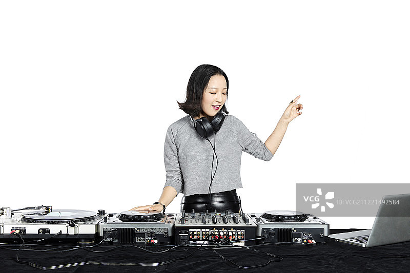 打碟的年轻女DJ做手势图片素材