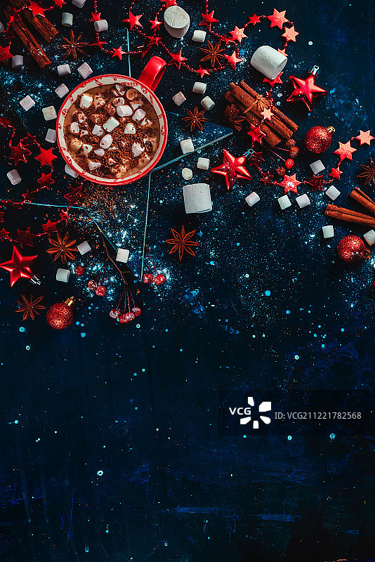 热可可冬季平铺红色马克杯圣诞巧克力在星形杯垫与迷你图片素材