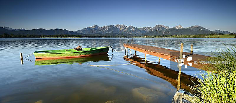 在码头，霍普芬西的绿色船，在奥尔高阿尔卑斯山前，奥尔高，巴伐利亚，德国，欧洲图片素材