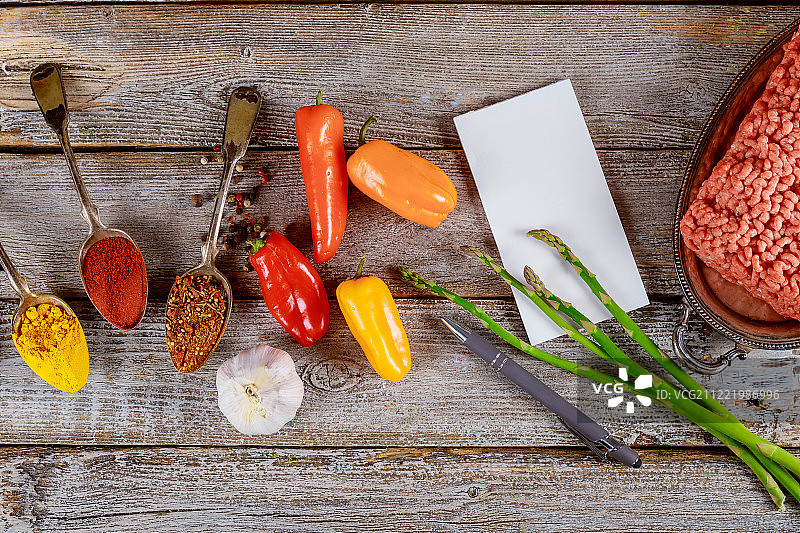 彩色辣椒馅的准备与烹饪配料:绞肉，新鲜的绿色…图片素材