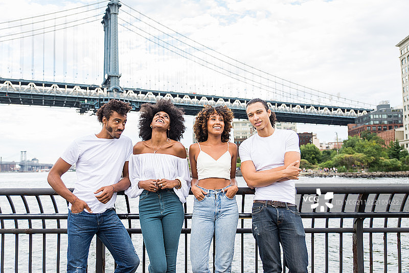一群美国黑人朋友在纽约聚会图片素材