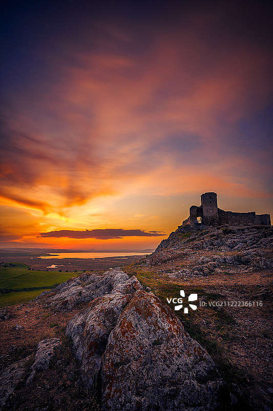 古老的废墟城堡在岩石山上拍摄日落与一些岩石图片素材