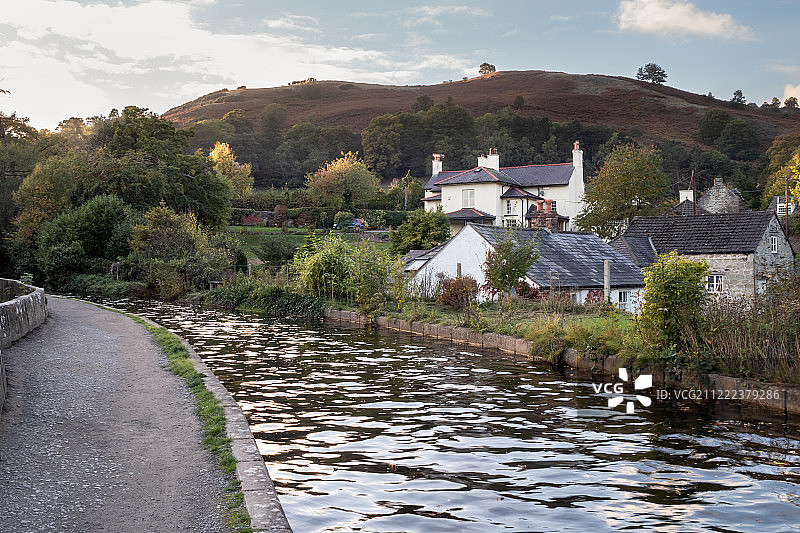 运河边风景如画的历史悠久的威尔士村庄图片素材