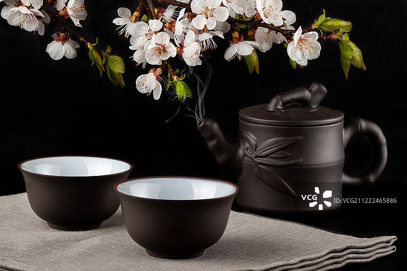 中国棕色茶壶和茶杯图片素材