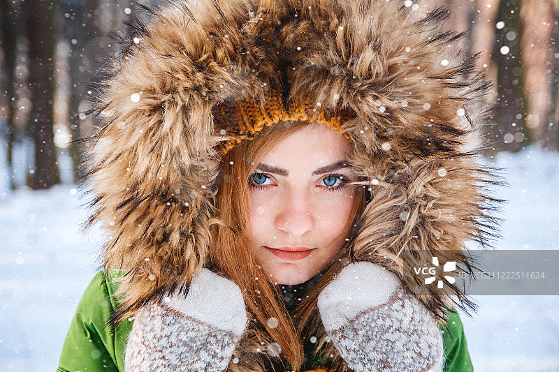 年轻女子冬季肖像特写快乐女孩表达积极，真实图片素材