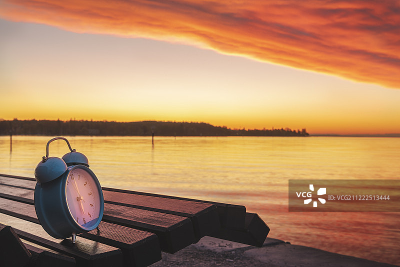 闹钟和康斯坦茨湖上的日出图片素材