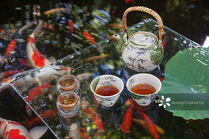 池塘边茶具图片素材