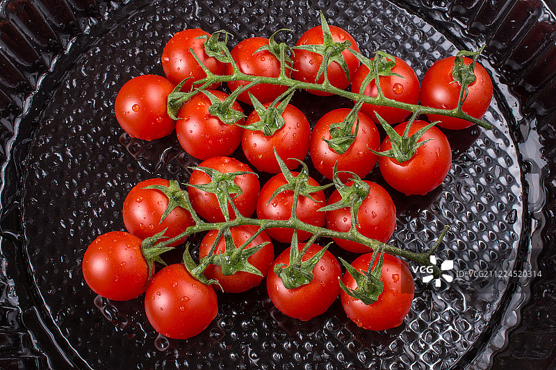 一串又红又熟的新鲜樱桃番茄图片素材