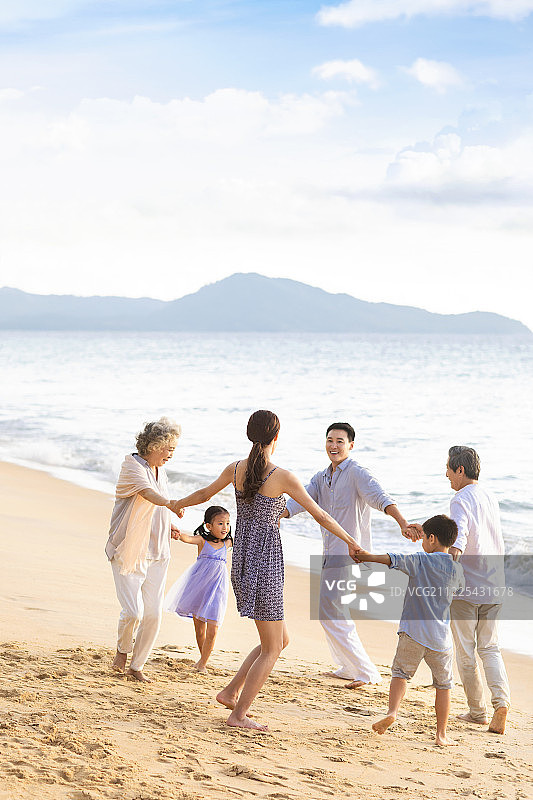 快乐的家庭在沙滩玩耍图片素材