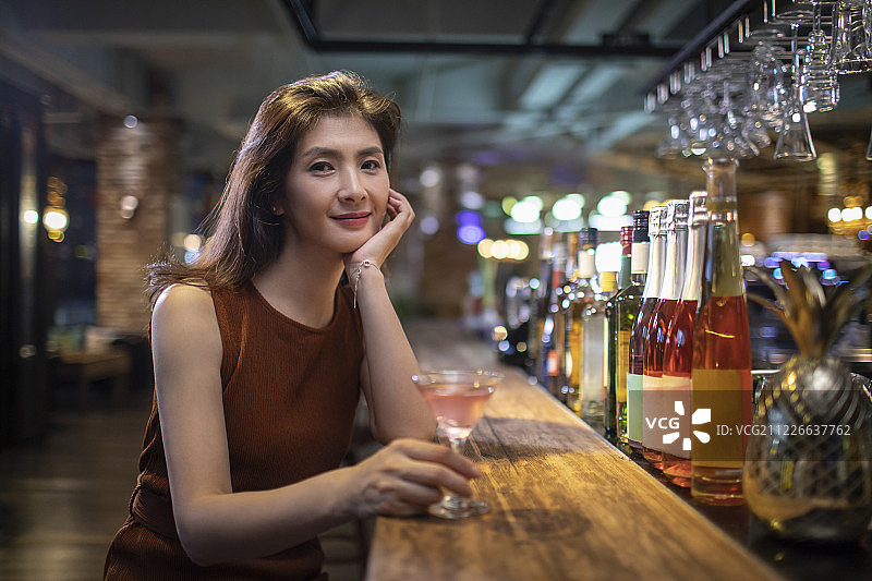 漂亮女士在酒吧喝鸡尾酒图片素材