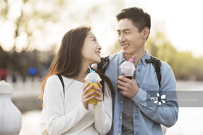 年轻情侣在北京后海旅游图片素材