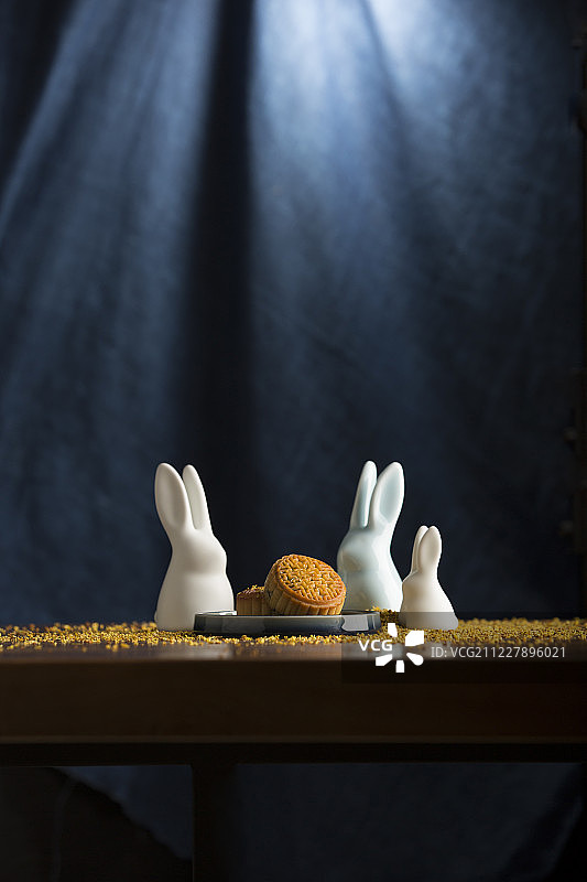 中秋月饼和小兔子一家三口静物图片素材