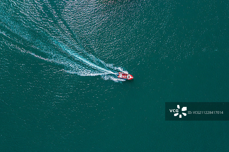 航拍夏季平静的青海湖的湖面上驶过的一艘快艇图片素材