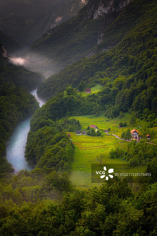 幽静的山中峡谷河流穿过南斯拉夫桥周边风景图片素材