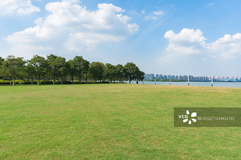 现代城市公园蓝天下的草地背景图图片素材