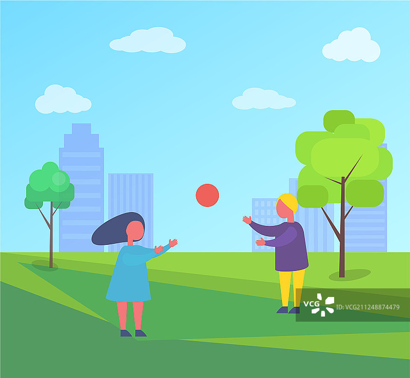 两个孩子在城市公园外面玩球图片素材