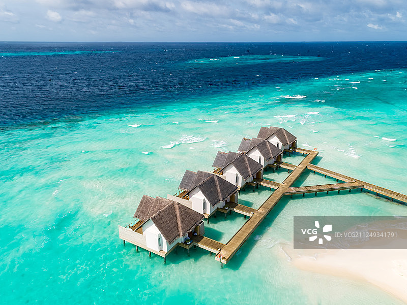 印度洋马尔代夫岛礁度假村豪华酒店水上屋航拍视角图片素材