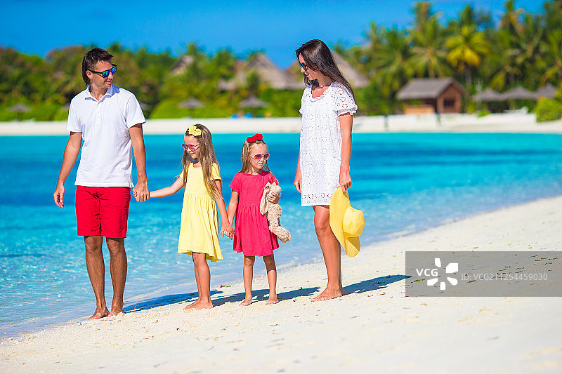 幸福美丽的家庭度假在白色海滩图片素材