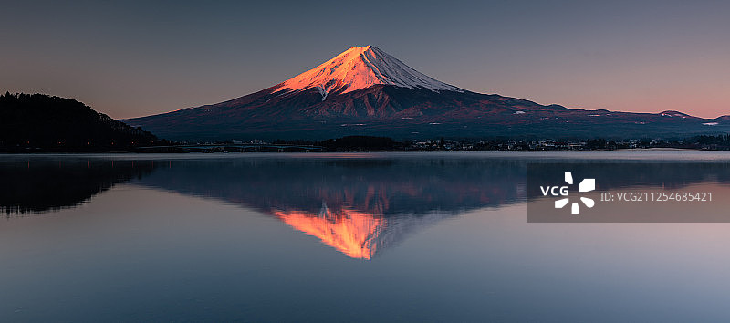 全景式的山反射在湖在日落图片素材