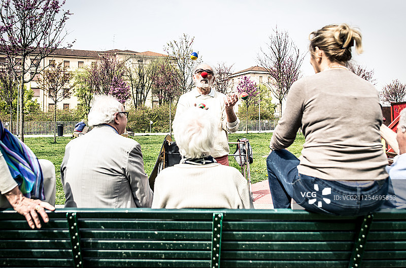 公园里一群好玩的老年人图片素材
